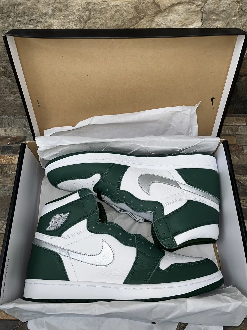 Air Jordan 1 High Gorge Green. Par acomodado dentro de la caja