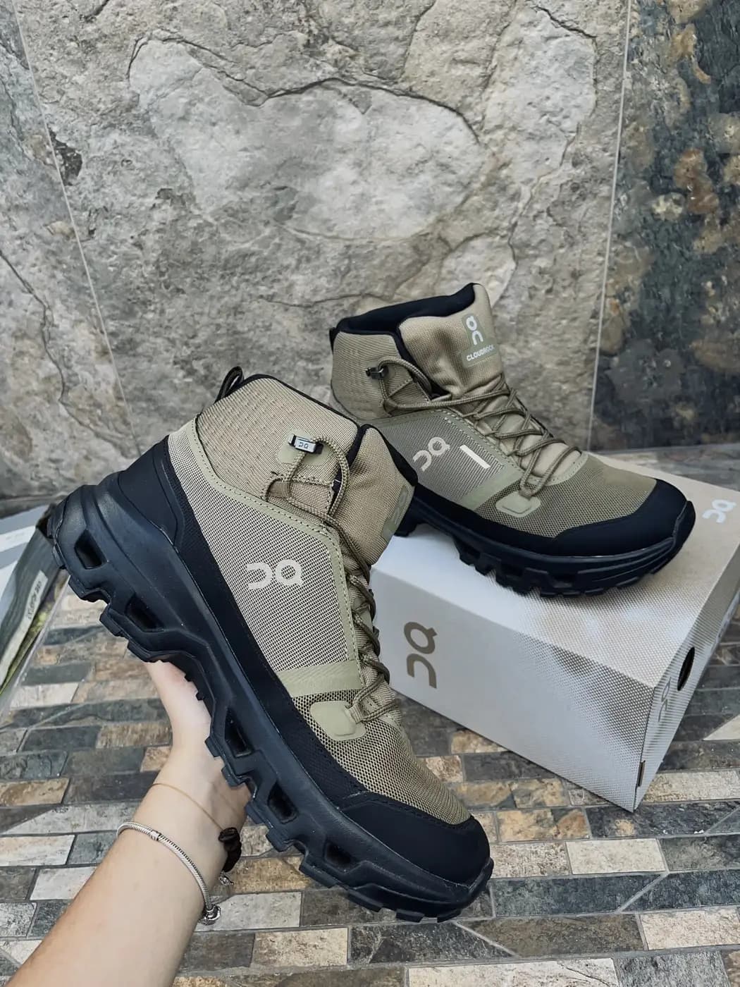 On Cloudrock Olivo. Par sostenido junto a su caja