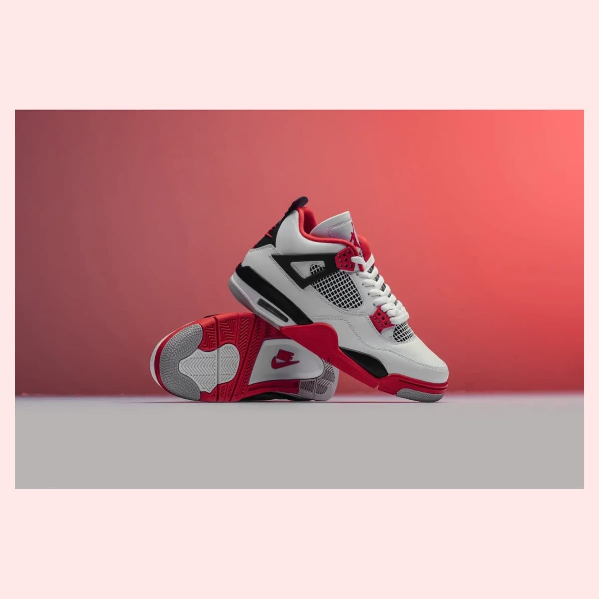 Air Jordan 4 Fire Red. Vista 2 del modelo. Imagen de catálogo del producto.