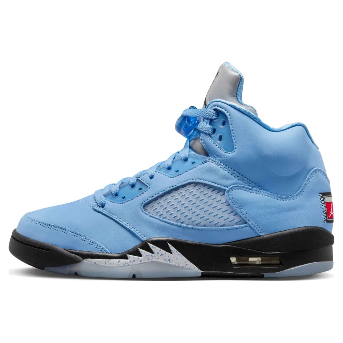 Air Jordan 5 UNC. Vista 1 del modelo. Imagen de catálogo del producto.