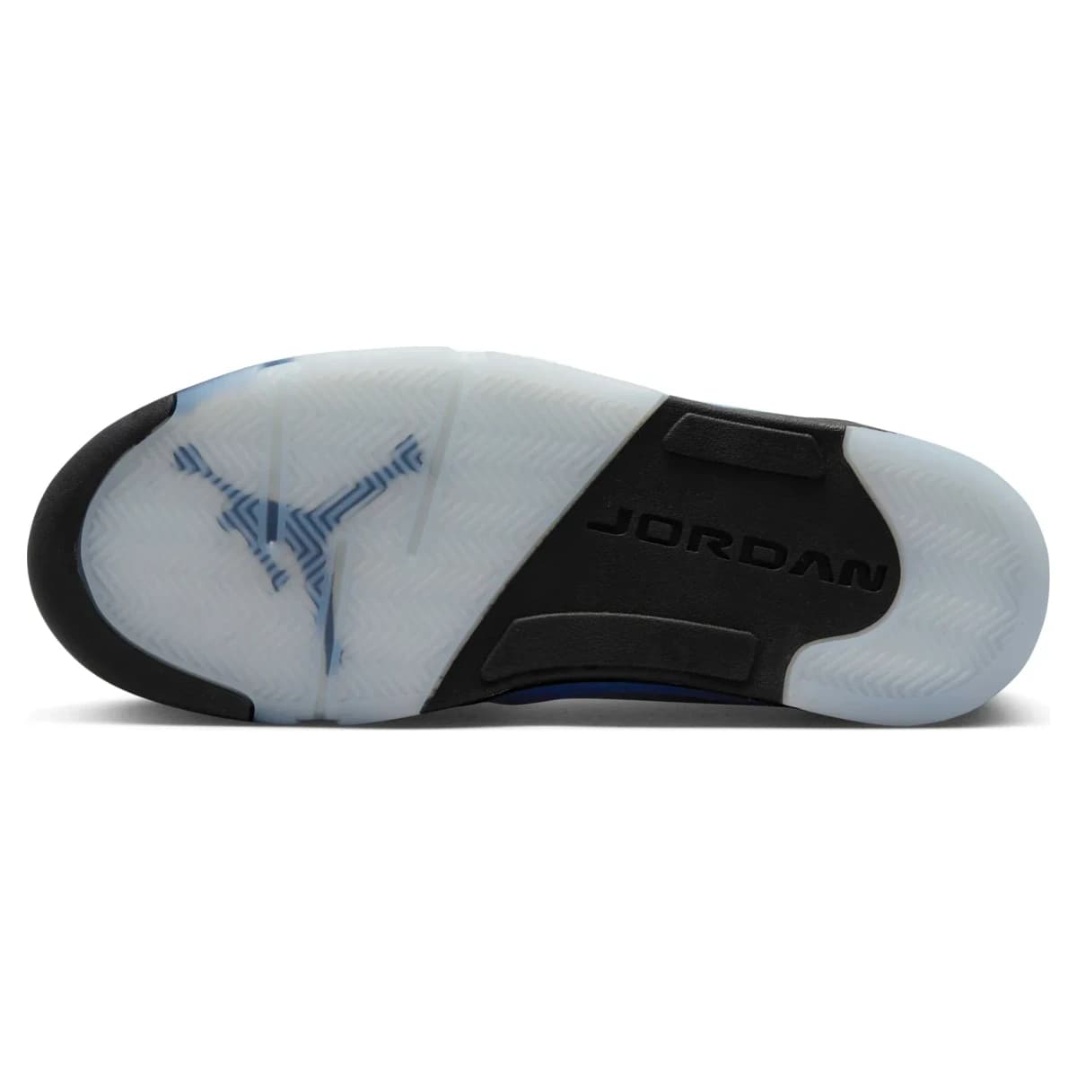 Air Jordan 5 UNC. Vista 2 del modelo. Imagen de catálogo del producto.