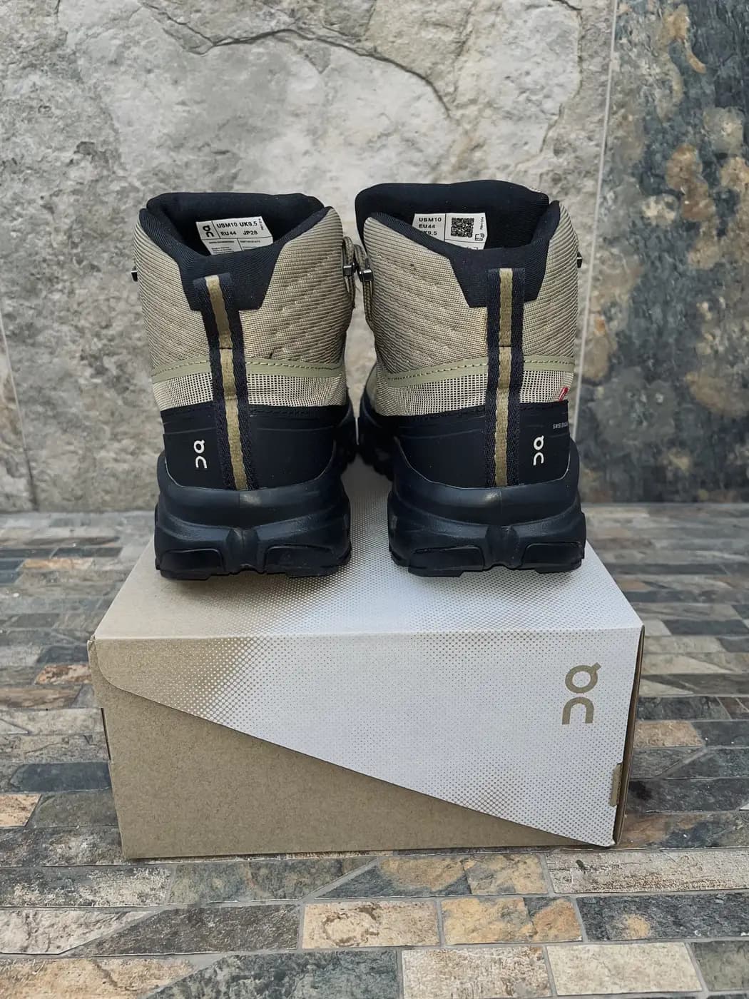 On Cloudrock Mid Waterproof Olivo. Talones con etiqueta de talla USM10 / EU44