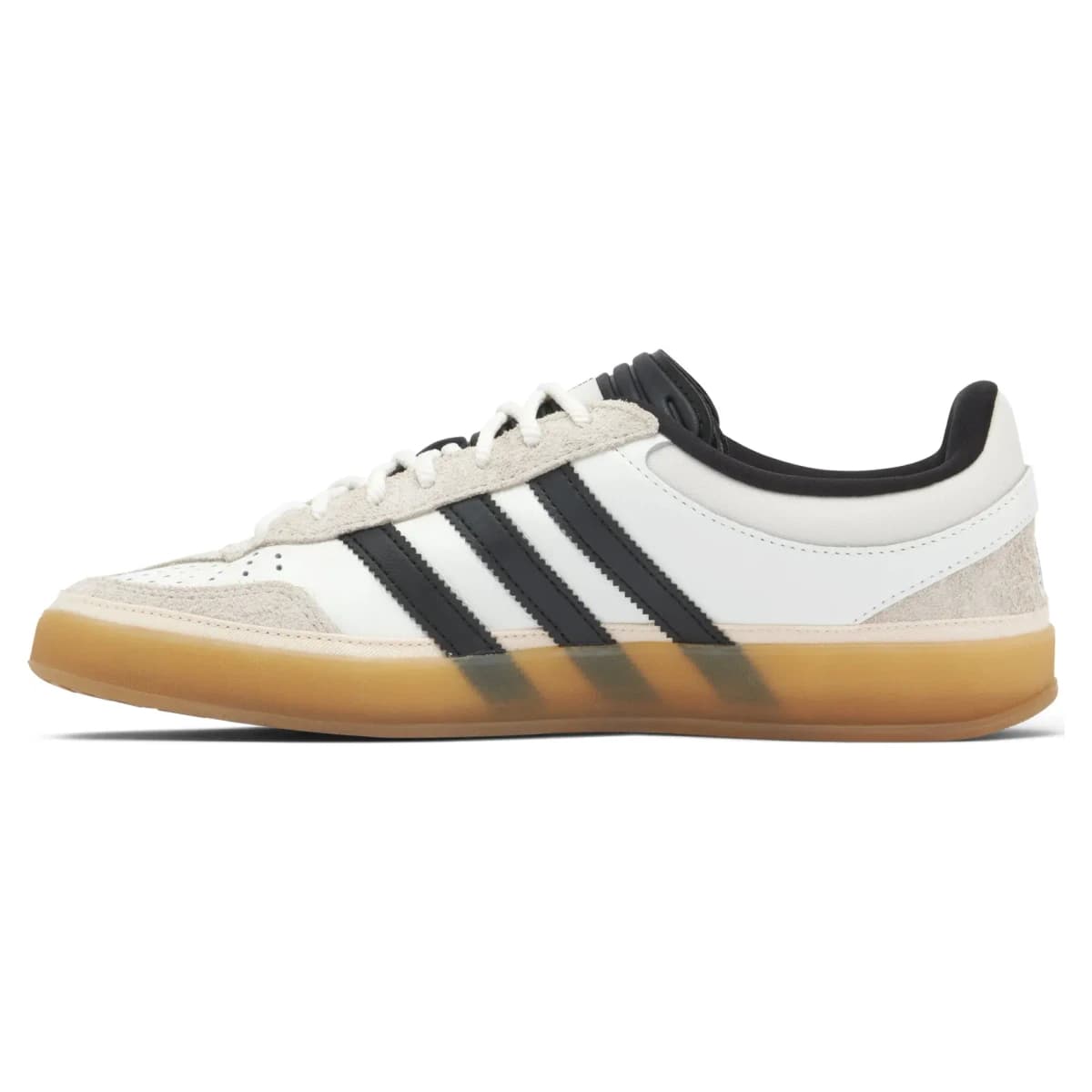 Bad Bunny x Adidas Gazelle Indoor Core White. Vista 2 del modelo. Imagen de catálogo del producto.