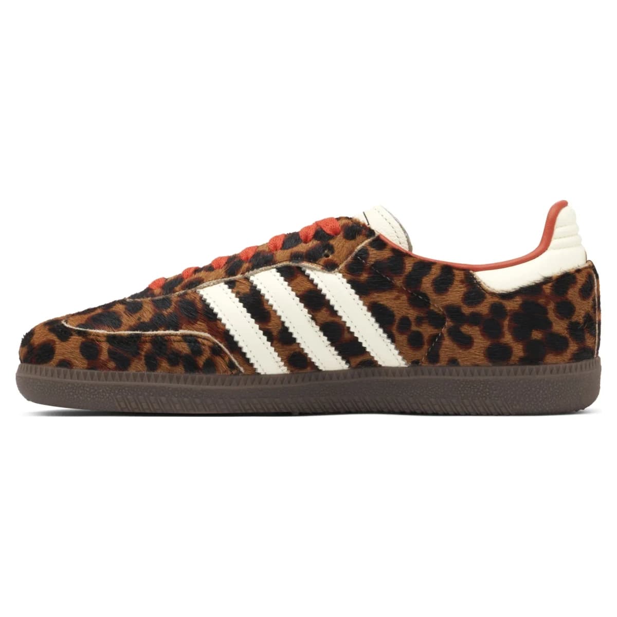 Adidas Samba Cheetah Pack - Preloved Red. Vista 2 del modelo. Imagen de catálogo del producto.