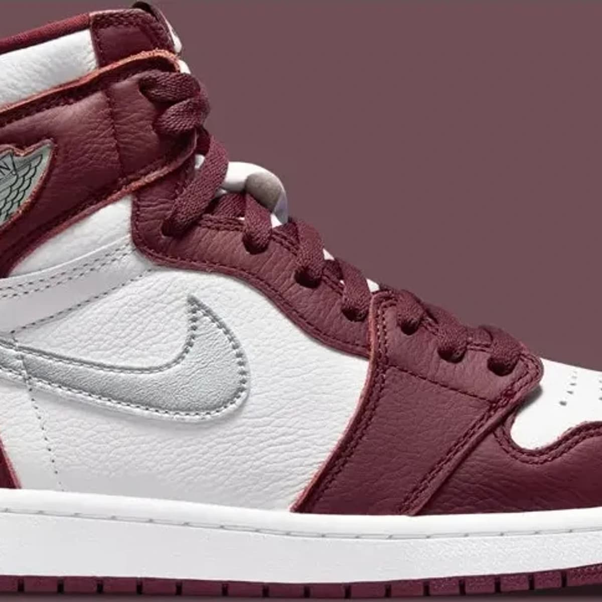 Air Jordan 1 High OG Burdeos. Vista 2 del modelo. Imagen de catálogo del producto.