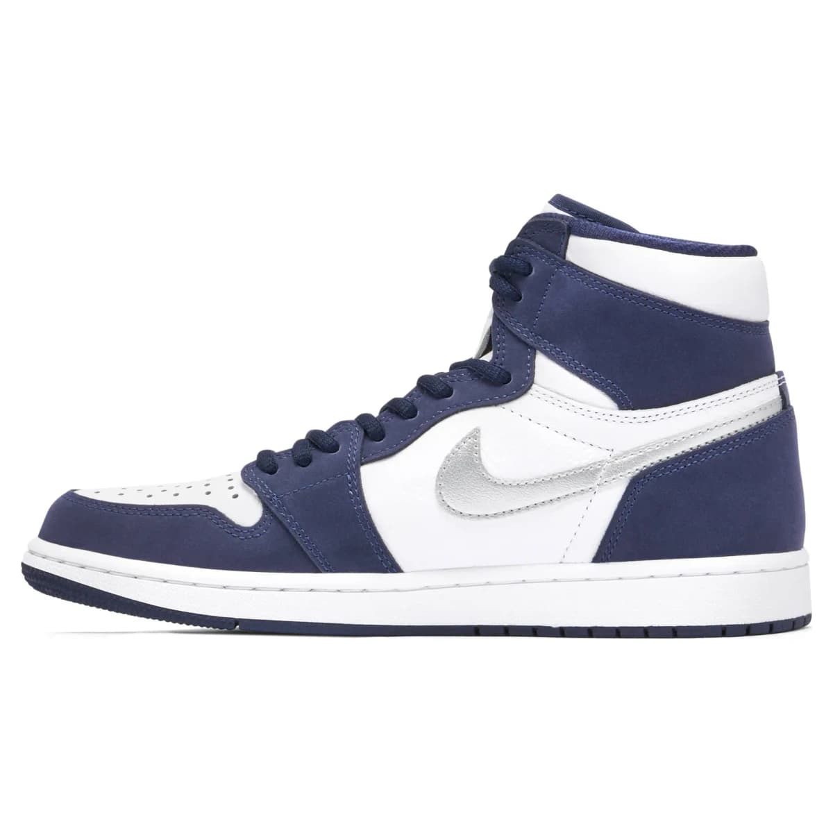 Air Jordan 1 High Midnight Navy. Vista 2 del modelo. Imagen de catálogo del producto.