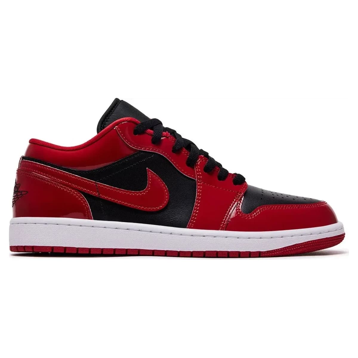 Air Jordan 1 Low Patent Varsity Red Black. Vista 1 del modelo. Imagen de catálogo del producto.