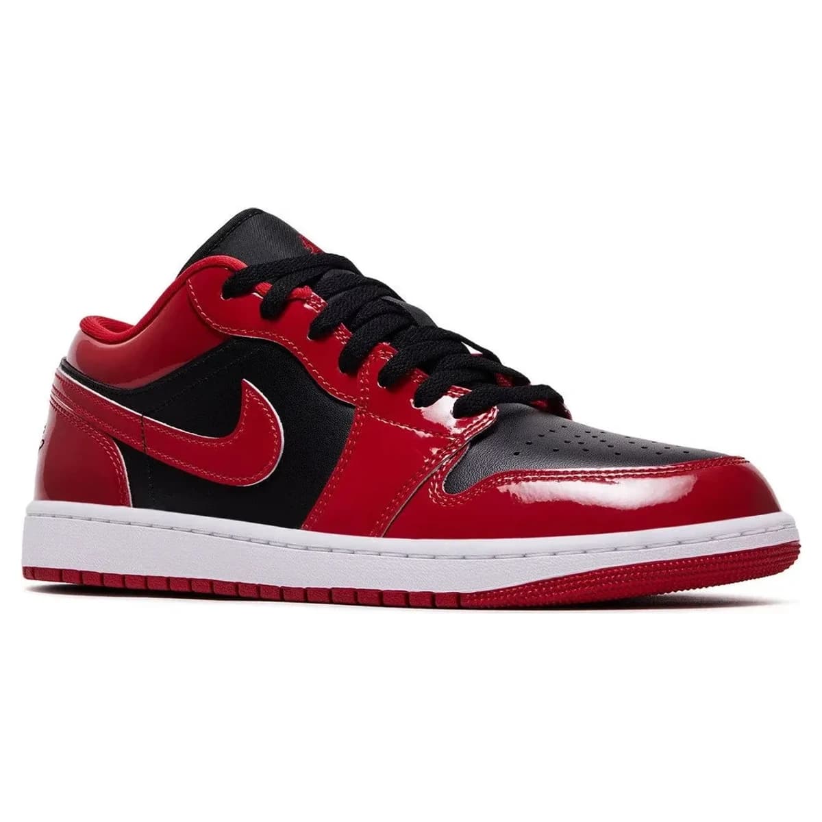 Air Jordan 1 Low Patent Varsity Red Black. Vista 2 del modelo. Imagen de catálogo del producto.