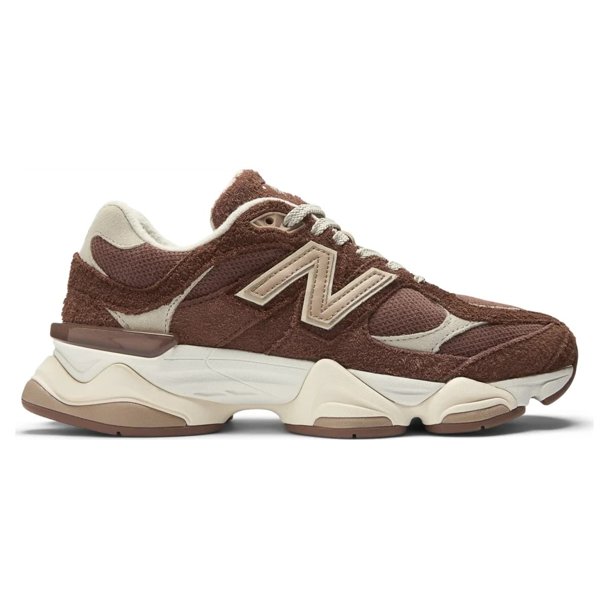 New Balance 9060 Rich Oak with Timberwolf. Vista 1 del modelo. Imagen de catálogo del producto.